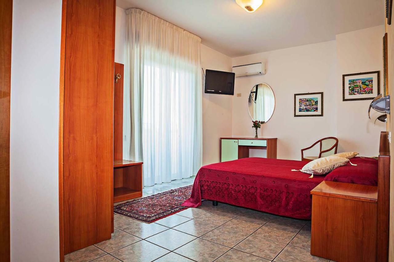 Hotel Haus Charlotte San Benedetto del Tronto Exteriör bild